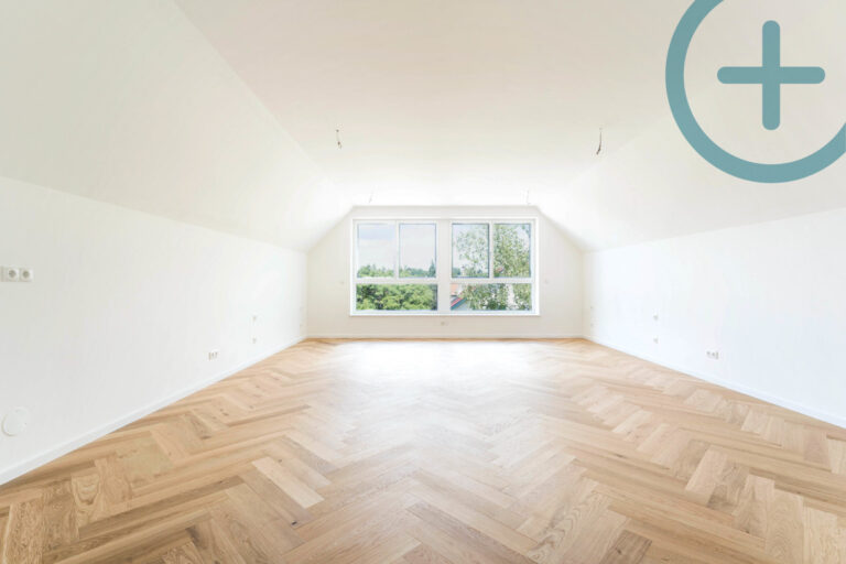 Wohn/Kinderzimmer DG