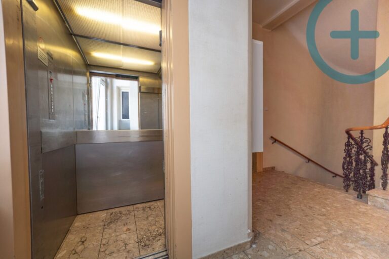 Stiegenhaus mit Lift