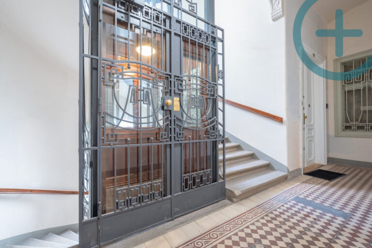 Treppenhaus mit Lift